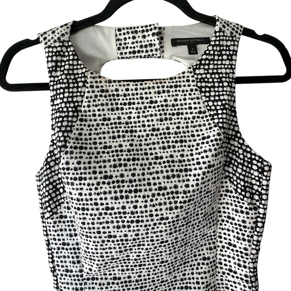 BANANA REPUBLIC | NWOT BLACK & WHITE OPEN BACK SLEEVELESS SHEATH DRESS | SIZE: 2 - Picture 2 of 10